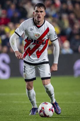 Rayo Vallecano vs UD Las Palmas - La Liga EA Sports 2024 25 Pep Chavarria of Rayo Vallecano in action with the ball during the La Liga EA Sports 2024 25 football match between Rayo Vallecano vs UD Las Palmas at Estadio de Vallecas on November 08, 2024 in Madrid, Spain. Madrid Estadio de Vallecas Madrid Spain Copyright: xAlbertoxGardinx AGardin_20241108_Liga_Rayo_Las_Palmas_065