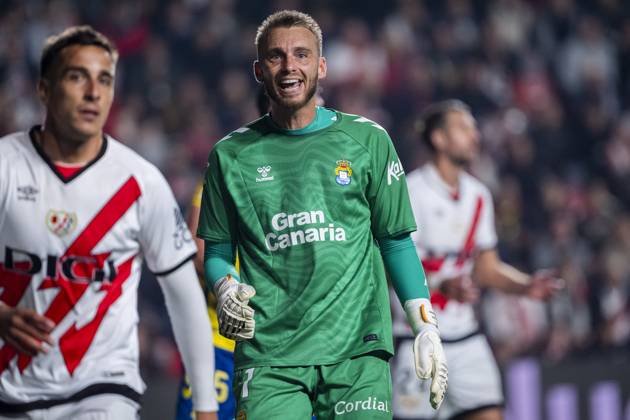 Rayo Vallecano vs UD Las Palmas - La Liga EA Sports 2024 25 Jacobus Cillessen (C) of UD Las Palmas seen during the La Liga EA Sports 2024 25 football match between Rayo Vallecano vs UD Las Palmas at Estadio de Vallecas on November 08, 2024 in Madrid, Spain. Madrid Estadio de Vallecas Madrid Spain Copyright: xAlbertoxGardinx AGardin_20241108_Liga_Rayo_Las_Palmas_067