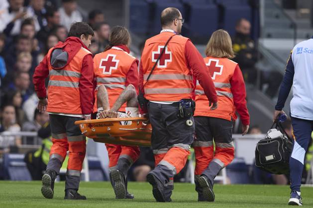 Bilder des Jahres 2024, Sport 11 November Sport Themen der Woche KW45 Eder Militao (Real Madrid CF) lies injured on the pitch during the LaLiga match between Real Madrid and CA Osasuna at Santiago BernabÃ u on November 9, 2024 in Madrid, Spain. (Photo by Manu Reino DeFodi Images) not used in POL SRB CRO FRA GBR NED ITA USA Defodi-071_RMCOSA20241109_042