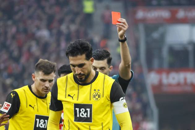 Bilder des Jahres 2024, Sport 11 November Sport Themen der Woche KW45 Sport Bilder des Tages Emre Can (BVB Dortmund, 23) bekommt die rote Karte von Schiedsrichter Florian Badstübner , Fussball, 1. Bundesliga, 10.Spieltag, 2024 2025, 1.FSV Mainz vs. Borussia Dortmund, 09.11.2024, Mewa Arena, Mainz, Deutschland DFL REGULATIONS PROHIBIT ANY USE OF PHOTOGRAPHS AS IMAGE SEQUENCES AND OR QUASI-VIDEO. Mainz Mewa Arena Rheinland-Pfalz Deutschland Copyright: xGrantxHubbsx