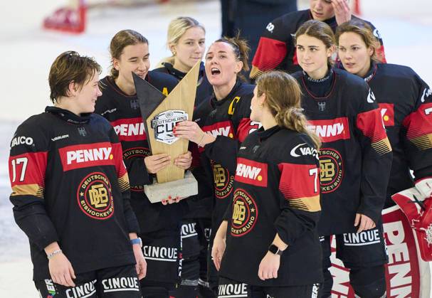 Bilder des Jahres 2024, Sport 11 November Sport Themen der Woche KW45 Sport Bilder des Tages DEB team around Daria GLEISSNER, DEB Damen Nr. 20 Sandra Abstreiter, goalie DEB Damen 35 celebrate with trophie after the victory in the women match GERMANY - HUNGARY 3-1 DEB Ice hockey, Eishockey DEUTSCHLAND CUP in Landshut, Germany, November 9, 2024, Season 2024 2025.