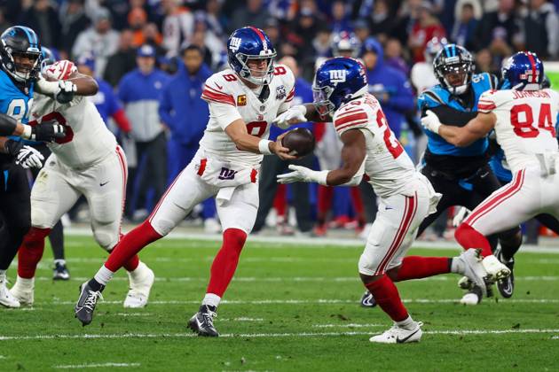 Bilder des Jahres 2024, Sport 11 November Sport Themen der Woche KW45 Sport Bilder des Tages New York Giants quarterback Daniel Jones 8 uebergibt den Ball an New York Giants running back Tyrone Tracy Jr. 29, New York Giants vs. Carolina Panthers, Football, NFL, American Football Herren, USA 10.11.2024 Muenchen Bayern Deutschland Copyright: xkolbert-press ChristianxKolbertx