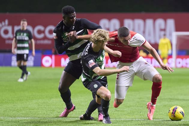 Sporting Clube de Braga v Sporting Clube de Portugal - Liga Portugal Betclic Ousmane Diomande (L) and Morten Hjulmand (C) of Sporting CP compete for the ball with Amine El Ouazzani of SC Braga during the Liga Portugal Betclic match between SC Braga and Sporting CP at Estadio Municipal de Braga in Braga, Portugal, on November 10, 2024. Braga, Portugal Portugal Copyright: xJosexManuelxAlvarezxReyx originalFilename:alvarezrey-notitle241110_npdnQ