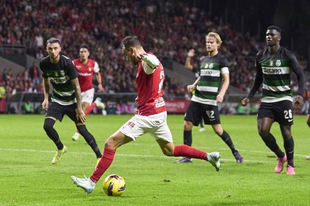 Sporting Clube de Braga v Sporting Clube de Portugal - Liga Portugal Betclic Ricardo Horta of SC Braga shoots on goal and scores his team s second goal during the Liga Portugal Betclic match between SC Braga and Sporting CP at Estadio Municipal de Braga in Braga, Portugal, on November 10, 2024. Braga, Portugal Portugal Copyright: xJosexManuelxAlvarezxReyx originalFilename:alvarezrey-notitle241110_nprQa