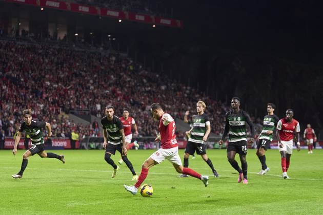 Sporting Clube de Braga v Sporting Clube de Portugal - Liga Portugal Betclic Ricardo Horta of SC Braga shoots on goal and scores his team s second goal during the Liga Portugal Betclic match between SC Braga and Sporting CP at Estadio Municipal de Braga in Braga, Portugal, on November 10, 2024. Braga, Portugal Portugal Copyright: xJosexManuelxAlvarezxReyx originalFilename:alvarezrey-notitle241110_npyVr