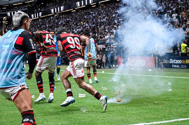 Atlético MG x Flamengo BELO HORIZONTE, MG - 10.11.2024: ATLÉTICO MG X FLAMENGO - Artifacts and cups thrown onto the lawn during the celebration of Plata& 39;s goal during Atlético MG x Flamengo, a match valid for the final of the 2024 Copa do Brasil, held at the Arena MRV stadium, located in the city of Belo Horizonte, MG, on the afternoon of this Sunday (10). (Photo: Nayra Halm Fotoarena) x2649658x NayraxHalm