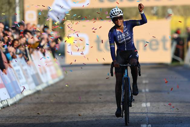 Bilder des Jahres 2024, Sport 11 November Sport Themen der Woche KW46 Sport Bilder des Tages Dutch Ceylin Del Carmen Alvarado pictured at the finish line of the women s elite race at the Jaarmarktcross cyclocross cycling event in Niel, race 3 8 of the Superprestige competition, . DAVIDxPINTENS  x105171203x