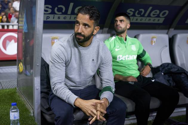 Sporting Clube de Braga v Sporting Clube de Portugal - Liga Portugal Betclic Ruben Amorim, Head Coach of Sporting CP, looks on prior to the Liga Portugal Betclic match between SC Braga and Sporting CP at Estadio Municipal de Braga in Braga, Portugal, on November 10, 2024. Braga, Portugal Braga Portugal Copyright: xJosexManuelxAlvarezxReyx originalFilename:alvarezrey-notitle241110_npiXd