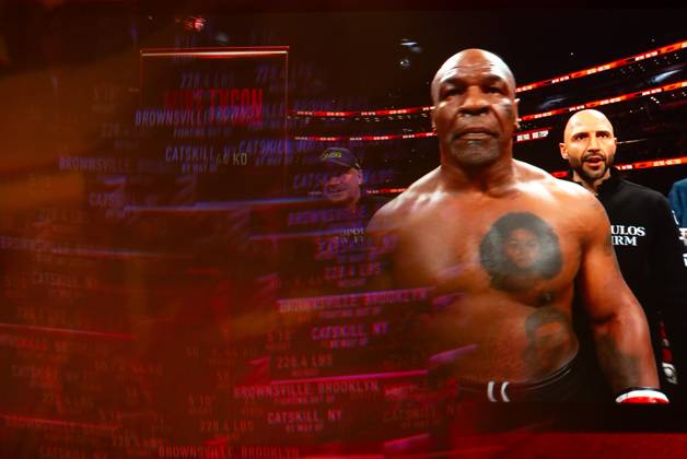 November 16, 2024, Manhattan, Kansas, USA: Reflections of the Paul, Tyson fight as viewed online presented by Netflix. Jake Paul wins the fight against Mike Tyson by unanimous decision after a full eight-round heavyweight match in AT&T Stadium in front of 70,000 fans on Friday. Hosted onine by Netflix with an estimated tens of millions of viewers. Manhattan USA - ZUMAt152 20241116_znp_t152_009 Copyright: xLukexTownsendx