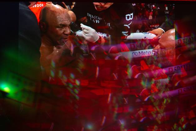 November 16, 2024, Manhattan, Kansas, USA: Reflections of the Paul, Tyson fight as viewed online presented by Netflix. Jake Paul wins the fight against Mike Tyson by unanimous decision after a full eight-round heavyweight match in AT&T Stadium in front of 70,000 fans on Friday. Hosted onine by Netflix with an estimated tens of millions of viewers. Manhattan USA - ZUMAt152 20241116_znp_t152_014 Copyright: xLukexTownsendx