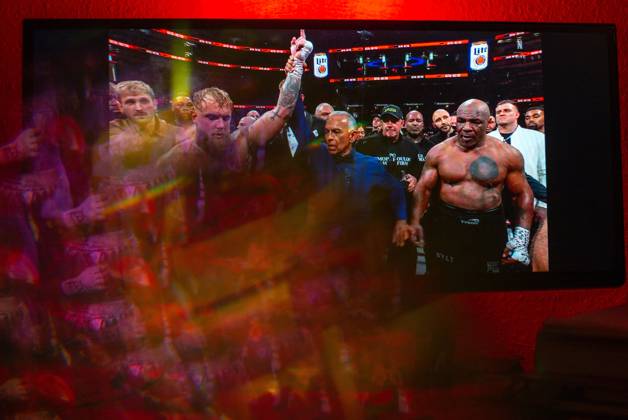 November 16, 2024, Manhattan, Kansas, USA: Reflections of the Paul, Tyson fight as viewed online presented by Netflix. Jake Paul wins the fight against Mike Tyson by unanimous decision after a full eight-round heavyweight match in AT&T Stadium in front of 70,000 fans on Friday. Hosted onine by Netflix with an estimated tens of millions of viewers. Manhattan USA - ZUMAt152 20241116_znp_t152_024 Copyright: xLukexTownsendx