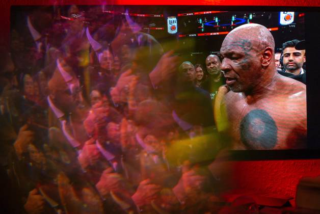 November 16, 2024, Manhattan, Kansas, USA: Reflections of the Paul, Tyson fight as viewed online presented by Netflix. Jake Paul wins the fight against Mike Tyson by unanimous decision after a full eight-round heavyweight match in AT&T Stadium in front of 70,000 fans on Friday. Hosted onine by Netflix with an estimated tens of millions of viewers. Manhattan USA - ZUMAt152 20241116_znp_t152_025 Copyright: xLukexTownsendx
