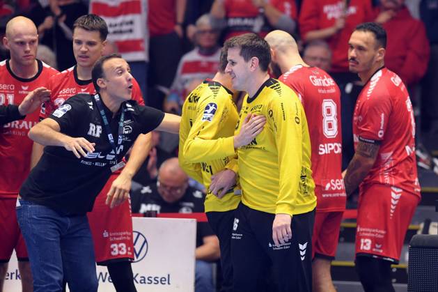 Jubel bei Nebojsa Simic (Torwart MT Melsungen 16), Roberto Garcia Parrondo (Trainer MT Melsungen) (L), Rogerio Moraes Ferreira (MT Melsungen 13) , GER, MT Melsungen - SC Magdeburg, Handball, 1. Bundesliga, 10. Spieltag, Saison 2024 2025, 16.11.2024, GER, MT Melsungen - SC Magdeburg, Handball, 1. Bundesliga, 10. Spieltag, Saison 2024 2025, 16.11.2024 Kassel Copyright: xEibner-Pressefotox xRolandxSippelx EP_RSL