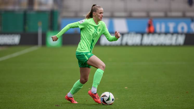 v.li.: Vivien Endemann (VfL Wolfsburg, 25) am Ball, Freisteller, Einzelbild, Ganzkörper, Aktion, Action, Spielszene, DIE DFB-RICHTLINIEN UNTERSAGEN JEGLICHE NUTZUNG VON FOTOS ALS SEQUENZBILDER UND ODER VIDEOÄHNLICHE FOTOSTRECKEN. DFB REGULATIONS PROHIBIT ANY USE OF PHOTOGRAPHS AS IMAGE SEQUENCES AND OR QUASI-VIDEO., 16.11.2024, Wolfsburg (Deutschland), Fussball, Google Pixel Frauen-Bundesliga, VfL Wolfsburg - 1. FFC Turbine Potsdam