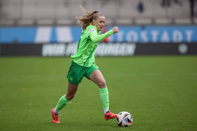 v.li.: Vivien Endemann (VfL Wolfsburg, 25) am Ball, Freisteller, Einzelbild, Ganzkörper, Aktion, Action, Spielszene, DIE DFB-RICHTLINIEN UNTERSAGEN JEGLICHE NUTZUNG VON FOTOS ALS SEQUENZBILDER UND ODER VIDEOÄHNLICHE FOTOSTRECKEN. DFB REGULATIONS PROHIBIT ANY USE OF PHOTOGRAPHS AS IMAGE SEQUENCES AND OR QUASI-VIDEO., 16.11.2024, Wolfsburg (Deutschland), Fussball, Google Pixel Frauen-Bundesliga, VfL Wolfsburg - 1. FFC Turbine Potsdam
