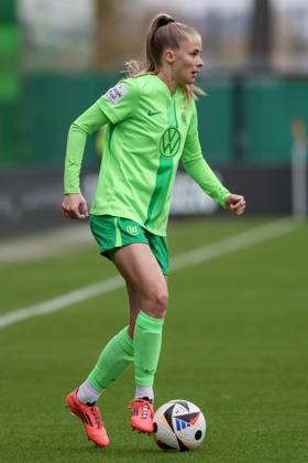 v.li.: Vivien Endemann (VfL Wolfsburg, 25) am Ball, Freisteller, Einzelbild, Ganzkörper, Aktion, Action, Spielszene, DIE DFB-RICHTLINIEN UNTERSAGEN JEGLICHE NUTZUNG VON FOTOS ALS SEQUENZBILDER UND ODER VIDEOÄHNLICHE FOTOSTRECKEN. DFB REGULATIONS PROHIBIT ANY USE OF PHOTOGRAPHS AS IMAGE SEQUENCES AND OR QUASI-VIDEO., 16.11.2024, Wolfsburg (Deutschland), Fussball, Google Pixel Frauen-Bundesliga, VfL Wolfsburg - 1. FFC Turbine Potsdam
