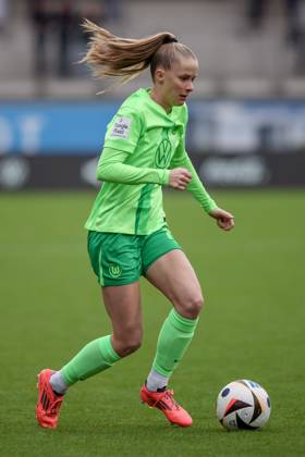 v.li.: Vivien Endemann (VfL Wolfsburg, 25) am Ball, Freisteller, Einzelbild, Ganzkörper, Aktion, Action, Spielszene, DIE DFB-RICHTLINIEN UNTERSAGEN JEGLICHE NUTZUNG VON FOTOS ALS SEQUENZBILDER UND ODER VIDEOÄHNLICHE FOTOSTRECKEN. DFB REGULATIONS PROHIBIT ANY USE OF PHOTOGRAPHS AS IMAGE SEQUENCES AND OR QUASI-VIDEO., 16.11.2024, Wolfsburg (Deutschland), Fussball, Google Pixel Frauen-Bundesliga, VfL Wolfsburg - 1. FFC Turbine Potsdam
