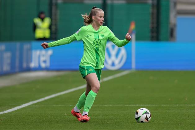 v.li.: Vivien Endemann (VfL Wolfsburg, 25) am Ball, Freisteller, Einzelbild, Ganzkörper, Aktion, Action, Spielszene, DIE DFB-RICHTLINIEN UNTERSAGEN JEGLICHE NUTZUNG VON FOTOS ALS SEQUENZBILDER UND ODER VIDEOÄHNLICHE FOTOSTRECKEN. DFB REGULATIONS PROHIBIT ANY USE OF PHOTOGRAPHS AS IMAGE SEQUENCES AND OR QUASI-VIDEO., 16.11.2024, Wolfsburg (Deutschland), Fussball, Google Pixel Frauen-Bundesliga, VfL Wolfsburg - 1. FFC Turbine Potsdam