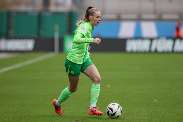 v.li.: Vivien Endemann (VfL Wolfsburg, 25) am Ball, Freisteller, Einzelbild, Ganzkörper, Aktion, Action, Spielszene, DIE DFB-RICHTLINIEN UNTERSAGEN JEGLICHE NUTZUNG VON FOTOS ALS SEQUENZBILDER UND ODER VIDEOÄHNLICHE FOTOSTRECKEN. DFB REGULATIONS PROHIBIT ANY USE OF PHOTOGRAPHS AS IMAGE SEQUENCES AND OR QUASI-VIDEO., 16.11.2024, Wolfsburg (Deutschland), Fussball, Google Pixel Frauen-Bundesliga, VfL Wolfsburg - 1. FFC Turbine Potsdam