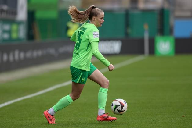 v.li.: Vivien Endemann (VfL Wolfsburg, 25) am Ball, Freisteller, Einzelbild, Ganzkörper, Aktion, Action, Spielszene, DIE DFB-RICHTLINIEN UNTERSAGEN JEGLICHE NUTZUNG VON FOTOS ALS SEQUENZBILDER UND ODER VIDEOÄHNLICHE FOTOSTRECKEN. DFB REGULATIONS PROHIBIT ANY USE OF PHOTOGRAPHS AS IMAGE SEQUENCES AND OR QUASI-VIDEO., 16.11.2024, Wolfsburg (Deutschland), Fussball, Google Pixel Frauen-Bundesliga, VfL Wolfsburg - 1. FFC Turbine Potsdam