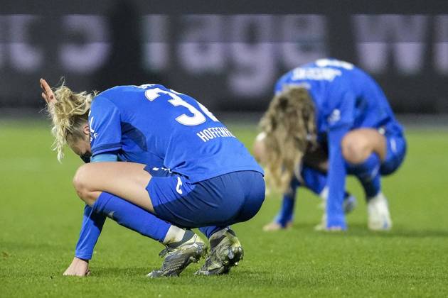 Bilder des Jahres 2024, Sport 11 November Sport Themen der Woche KW46 Sport Bilder des Tages v.li.: Vanessa Diehm (TSG, 32), Jill Janssens (TSG, 9), Spielerinnen der TSG 1899 Hoffenheim, enttäuscht über die Niederlage, Enttäuschung nach dem Schlusspfiff, Highlight, Verlierer, verloren, Frustration, disappointed, pessimistisch, 16.11.2024, Sinsheim (Hoffenheim) (Deutschland), Fussball, Google Pixel Frauen-Bundesliga, TSG 1899 Hoffenheim - SG Eintracht Frankfurt, DFB DFL REGULATIONS PROHIBIT ANY USE OF PHOTOGRAPHS AS IMAGE SEQUENCES AND OR QUASI-VIDEO.