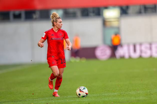 GER, München, FC Bayern München vs Carl Zeiss Jena, Google Pixel Frauen Bundesliga, Fussball, DFB, Spielzeit 2024 2025, FC Bayern Campus, 10. Spieltag, im Bild v.l.: Linda Dallmann (FC Bayern München Frauen 10) DFB DFL REGULATIONS PROHIBIT ANY USE OF PHOTOGRAPHS AS IMAGE SEQUENCES AND OR QUASI-VIDEO, 17.11.2024, Copyright: HMBxMedia HendrikxHamelau