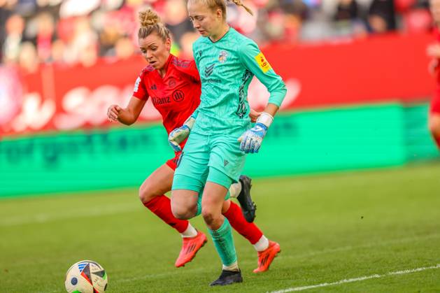 GER, München, FC Bayern München vs Carl Zeiss Jena, Google Pixel Frauen Bundesliga, Fussball, DFB, Spielzeit 2024 2025, FC Bayern Campus, 10. Spieltag, im Bild v.l.: Linda Dallmann (FC Bayern München Frauen 10), Jasmin Janning (Carl Zeiss Jena 49) DFB DFL REGULATIONS PROHIBIT ANY USE OF PHOTOGRAPHS AS IMAGE SEQUENCES AND OR QUASI-VIDEO, 17.11.2024, Copyright: HMBxMedia HendrikxHamelau