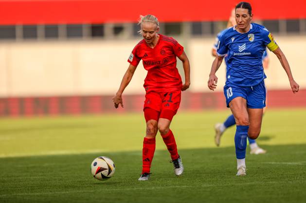 GER, München, FC Bayern München vs Carl Zeiss Jena, Google Pixel Frauen Bundesliga, Fussball, DFB, Spielzeit 2024 2025, FC Bayern Campus, 10. Spieltag, im Bild v.l.: Pernille Harder (FC Bayern München Frauen 21), Merza Julević (Carl Zeiss Jena 10) DFB DFL REGULATIONS PROHIBIT ANY USE OF PHOTOGRAPHS AS IMAGE SEQUENCES AND OR QUASI-VIDEO, 17.11.2024, Copyright: HMBxMedia HendrikxHamelau