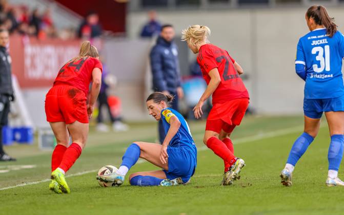 GER, München, FC Bayern München vs Carl Zeiss Jena, Google Pixel Frauen Bundesliga, Fussball, DFB, Spielzeit 2024 2025, FC Bayern Campus, 10. Spieltag, im Bild v.l.: Weronika Zawistowska (FC Bayern München Frauen 24), Merza Julević (Carl Zeiss Jena 10), Pernille Harder (FC Bayern München Frauen 21) DFB DFL REGULATIONS PROHIBIT ANY USE OF PHOTOGRAPHS AS IMAGE SEQUENCES AND OR QUASI-VIDEO, 17.11.2024, Copyright: HMBxMedia HendrikxHamelau