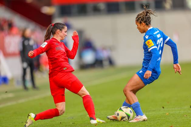 GER, München, FC Bayern München vs Carl Zeiss Jena, Google Pixel Frauen Bundesliga, Fussball, DFB, Spielzeit 2024 2025, FC Bayern Campus, 10. Spieltag, im Bild v.l.: Tuva Hansen (FC Bayern München Frauen 6), Josephine Bonsu (Carl Zeiss Jena 23) DFB DFL REGULATIONS PROHIBIT ANY USE OF PHOTOGRAPHS AS IMAGE SEQUENCES AND OR QUASI-VIDEO, 17.11.2024, Copyright: HMBxMedia HendrikxHamelau