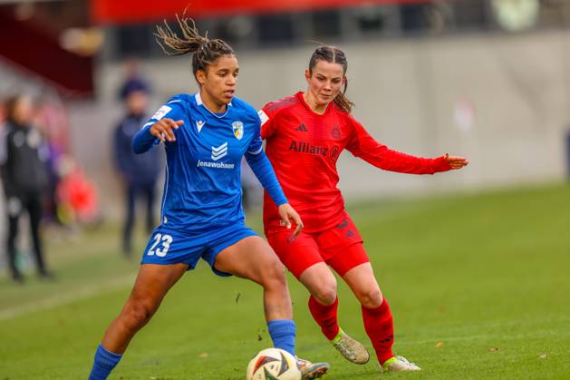 GER, München, FC Bayern München vs Carl Zeiss Jena, Google Pixel Frauen Bundesliga, Fussball, DFB, Spielzeit 2024 2025, FC Bayern Campus, 10. Spieltag, im Bild v.l.: Josephine Bonsu (Carl Zeiss Jena 23), Tuva Hansen (FC Bayern München Frauen 6) DFB DFL REGULATIONS PROHIBIT ANY USE OF PHOTOGRAPHS AS IMAGE SEQUENCES AND OR QUASI-VIDEO, 17.11.2024, Copyright: HMBxMedia HendrikxHamelau