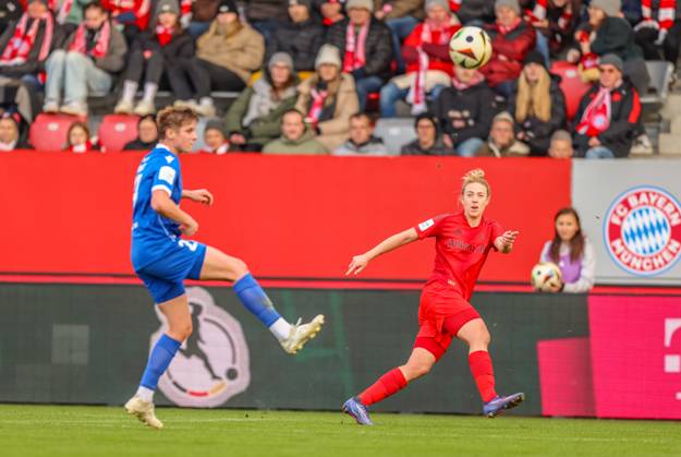 GER, München, FC Bayern München vs Carl Zeiss Jena, Google Pixel Frauen Bundesliga, Fussball, DFB, Spielzeit 2024 2025, FC Bayern Campus, 10. Spieltag, im Bild: Carolin Simon (FC Bayern München Frauen 30) DFB DFL REGULATIONS PROHIBIT ANY USE OF PHOTOGRAPHS AS IMAGE SEQUENCES AND OR QUASI-VIDEO, 17.11.2024, Copyright: HMBxMedia HendrikxHamelau