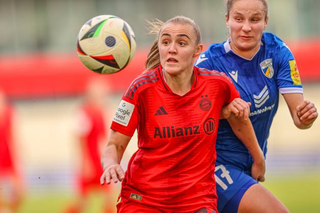 GER, München, FC Bayern München vs Carl Zeiss Jena, Google Pixel Frauen Bundesliga, Fussball, DFB, Spielzeit 2024 2025, FC Bayern Campus, 10. Spieltag, im Bild v.l.: Georgia Stanway (FC Bayern München Frauen 31), Nicole Woldmann (Carl Zeiss Jena) DFB DFL REGULATIONS PROHIBIT ANY USE OF PHOTOGRAPHS AS IMAGE SEQUENCES AND OR QUASI-VIDEO, 17.11.2024, Copyright: HMBxMedia HendrikxHamelau
