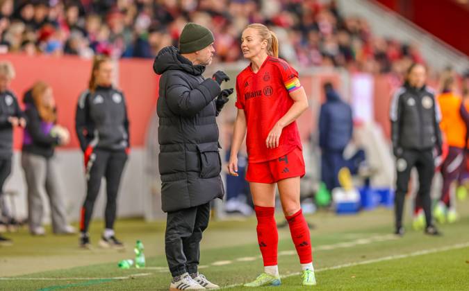 GER, München, FC Bayern München vs Carl Zeiss Jena, Google Pixel Frauen Bundesliga, Fussball, DFB, Spielzeit 2024 2025, FC Bayern Campus, 10. Spieltag, im Bild v.l.: Alexander Straus (Trainer FC Bayern München Frauen), Glodis Viggosdottir (FC Bayern München Frauen 4) DFB DFL REGULATIONS PROHIBIT ANY USE OF PHOTOGRAPHS AS IMAGE SEQUENCES AND OR QUASI-VIDEO, 17.11.2024, Copyright: HMBxMedia HendrikxHamelau
