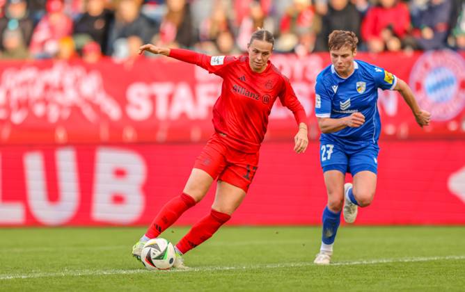 GER, München, FC Bayern München vs Carl Zeiss Jena, Google Pixel Frauen Bundesliga, Fussball, DFB, Spielzeit 2024 2025, FC Bayern Campus, 10. Spieltag, im Bild v.l.: Klara Bühl (FC Bayern München Frauen 17), Gwen Mummert (Carl Zeiss Jena 27) DFB DFL REGULATIONS PROHIBIT ANY USE OF PHOTOGRAPHS AS IMAGE SEQUENCES AND OR QUASI-VIDEO, 17.11.2024, Copyright: HMBxMedia HendrikxHamelau