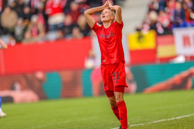 GER, München, FC Bayern München vs Carl Zeiss Jena, Google Pixel Frauen Bundesliga, Fussball, DFB, Spielzeit 2024 2025, FC Bayern Campus, 10. Spieltag, im Bild v.l.: Pernille Harder (FC Bayern München Frauen 21) DFB DFL REGULATIONS PROHIBIT ANY USE OF PHOTOGRAPHS AS IMAGE SEQUENCES AND OR QUASI-VIDEO, 17.11.2024, Copyright: HMBxMedia HendrikxHamelau