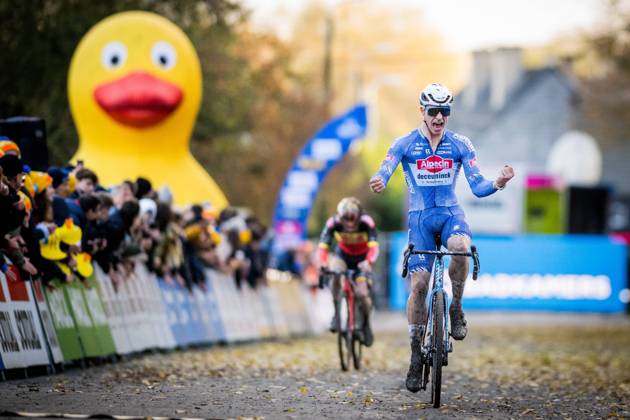 Bilder des Jahres 2024, Sport 11 November Sport Themen der Woche KW46 Sport Bilder des Tages Belgian Niels Vandeputte celebrates as he crosses the finish line to win the men elite race of the Flandriencross cyclocross cycling event, stage 3 8 in the X20 Badkamers Trofee competition, Sunday 17 November 2024 in Hamme. JASPERxJACOBS  x105621281x