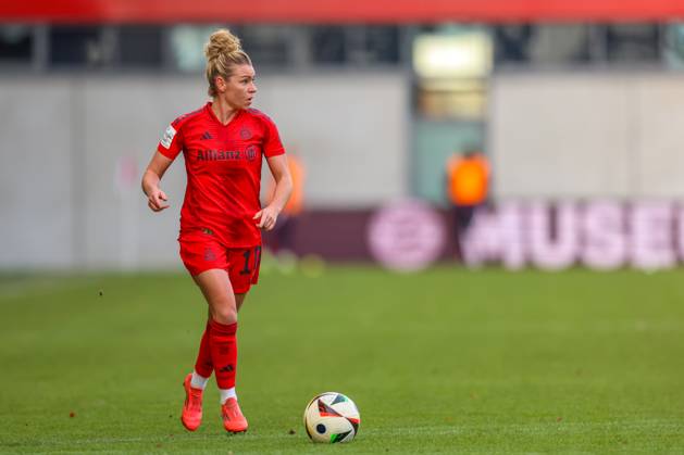 GER, München, FC Bayern München vs Carl Zeiss Jena, Google Pixel Frauen Bundesliga, Fussball, DFB, Spielzeit 2024 2025, FC Bayern Campus, 10. Spieltag, im Bild: Linda Dallmann (FC Bayern München Frauen 10) DFB DFL REGULATIONS PROHIBIT ANY USE OF PHOTOGRAPHS AS IMAGE SEQUENCES AND OR QUASI-VIDEO, 17.11.2024, Copyright: HMBxMedia HendrikxHamelau