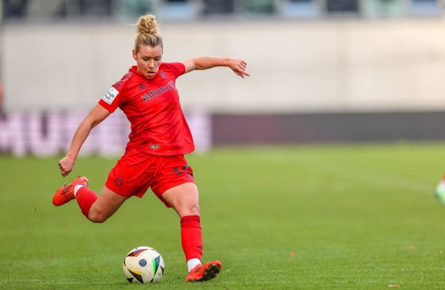 GER, München, FC Bayern München vs Carl Zeiss Jena, Google Pixel Frauen Bundesliga, Fussball, DFB, Spielzeit 2024 2025, FC Bayern Campus, 10. Spieltag, im Bild: Linda Dallmann (FC Bayern München Frauen 10) DFB DFL REGULATIONS PROHIBIT ANY USE OF PHOTOGRAPHS AS IMAGE SEQUENCES AND OR QUASI-VIDEO, 17.11.2024, Copyright: HMBxMedia HendrikxHamelau