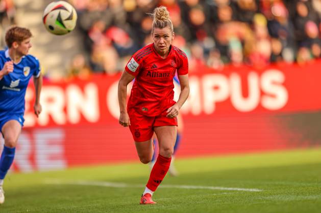 GER, München, FC Bayern München vs Carl Zeiss Jena, Google Pixel Frauen Bundesliga, Fussball, DFB, Spielzeit 2024 2025, FC Bayern Campus, 10. Spieltag, im Bild v.l.: Gwen Mummert (Carl Zeiss Jena 27), Linda Dallmann (FC Bayern München Frauen 10) DFB DFL REGULATIONS PROHIBIT ANY USE OF PHOTOGRAPHS AS IMAGE SEQUENCES AND OR QUASI-VIDEO, 17.11.2024, Copyright: HMBxMedia HendrikxHamelau