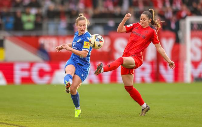 GER, München, FC Bayern München vs Carl Zeiss Jena, Google Pixel Frauen Bundesliga, Fussball, DFB, Spielzeit 2024 2025, FC Bayern Campus, 10. Spieltag, im Bild v.l.: Nicole Woldmann (Carl Zeiss Jena), Sarah Zadrazil (FC Bayern München Frauen 25) DFB DFL REGULATIONS PROHIBIT ANY USE OF PHOTOGRAPHS AS IMAGE SEQUENCES AND OR QUASI-VIDEO, 17.11.2024, Copyright: HMBxMedia HendrikxHamelau
