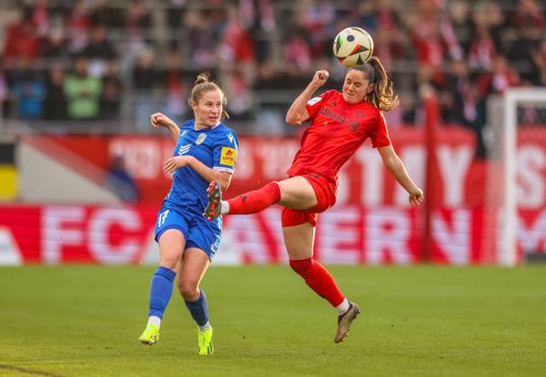 GER, München, FC Bayern München vs Carl Zeiss Jena, Google Pixel Frauen Bundesliga, Fussball, DFB, Spielzeit 2024 2025, FC Bayern Campus, 10. Spieltag, im Bild v.l.: Nicole Woldmann (Carl Zeiss Jena), Sarah Zadrazil (FC Bayern München Frauen 25) DFB DFL REGULATIONS PROHIBIT ANY USE OF PHOTOGRAPHS AS IMAGE SEQUENCES AND OR QUASI-VIDEO, 17.11.2024, Copyright: HMBxMedia HendrikxHamelau