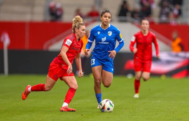 GER, München, FC Bayern München vs Carl Zeiss Jena, Google Pixel Frauen Bundesliga, Fussball, DFB, Spielzeit 2024 2025, FC Bayern Campus, 10. Spieltag, im Bild v.l.: Linda Dallmann (FC Bayern München Frauen 10), Nelly Juckel (Carl Zeiss Jena 31) DFB DFL REGULATIONS PROHIBIT ANY USE OF PHOTOGRAPHS AS IMAGE SEQUENCES AND OR QUASI-VIDEO, 17.11.2024, Copyright: HMBxMedia HendrikxHamelau