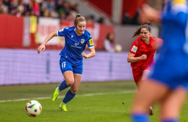 GER, München, FC Bayern München vs Carl Zeiss Jena, Google Pixel Frauen Bundesliga, Fussball, DFB, Spielzeit 2024 2025, FC Bayern Campus, 10. Spieltag, im Bild v.l.: Nicole Woldmann (Carl Zeiss Jena), Sarah Zadrazil (FC Bayern München Frauen 25) DFB DFL REGULATIONS PROHIBIT ANY USE OF PHOTOGRAPHS AS IMAGE SEQUENCES AND OR QUASI-VIDEO, 17.11.2024, Copyright: HMBxMedia HendrikxHamelau