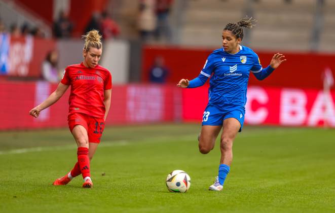 GER, München, FC Bayern München vs Carl Zeiss Jena, Google Pixel Frauen Bundesliga, Fussball, DFB, Spielzeit 2024 2025, FC Bayern Campus, 10. Spieltag, im Bild v.l.: Linda Dallmann (FC Bayern München Frauen 10), Nelly Juckel (Carl Zeiss Jena 31) DFB DFL REGULATIONS PROHIBIT ANY USE OF PHOTOGRAPHS AS IMAGE SEQUENCES AND OR QUASI-VIDEO, 17.11.2024, Copyright: HMBxMedia HendrikxHamelau