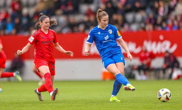 GER, München, FC Bayern München vs Carl Zeiss Jena, Google Pixel Frauen Bundesliga, Fussball, DFB, Spielzeit 2024 2025, FC Bayern Campus, 10. Spieltag, im Bild v.l.: Sarah Zadrazil (FC Bayern München Frauen 25), Nicole Woldmann (Carl Zeiss Jena) DFB DFL REGULATIONS PROHIBIT ANY USE OF PHOTOGRAPHS AS IMAGE SEQUENCES AND OR QUASI-VIDEO, 17.11.2024, Copyright: HMBxMedia HendrikxHamelau