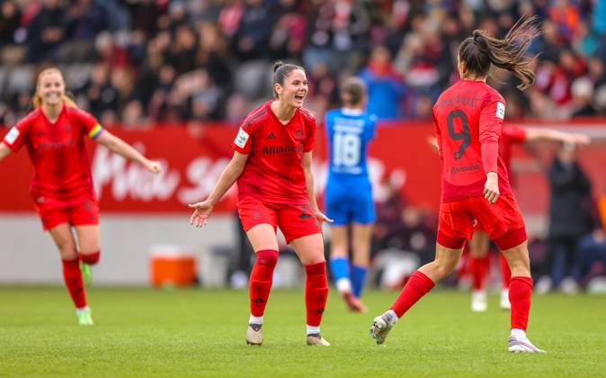 GER, München, FC Bayern München vs Carl Zeiss Jena, Google Pixel Frauen Bundesliga, Fussball, DFB, Spielzeit 2024 2025, FC Bayern Campus, 10. Spieltag, im Bild v.l.: Sarah Zadrazil (FC Bayern München Frauen 25), Jovana Damnjanović (FC Bayern München Frauen 9) DFB DFL REGULATIONS PROHIBIT ANY USE OF PHOTOGRAPHS AS IMAGE SEQUENCES AND OR QUASI-VIDEO, 17.11.2024, Copyright: HMBxMedia HendrikxHamelau