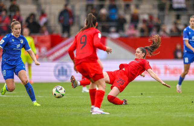GER, München, FC Bayern München vs Carl Zeiss Jena, Google Pixel Frauen Bundesliga, Fussball, DFB, Spielzeit 2024 2025, FC Bayern Campus, 10. Spieltag, im Bild v.l.: Nicole Woldmann (Carl Zeiss Jena), Jovana Damnjanović (FC Bayern München Frauen 9), Sarah Zadrazil (FC Bayern München Frauen 25) DFB DFL REGULATIONS PROHIBIT ANY USE OF PHOTOGRAPHS AS IMAGE SEQUENCES AND OR QUASI-VIDEO, 17.11.2024, Copyright: HMBxMedia HendrikxHamelau