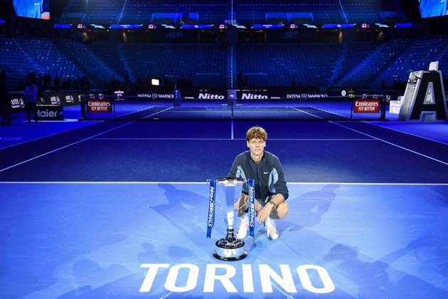 Bilder des Jahres 2024, Sport 11 November Sport Themen der Woche KW46 Sport Bilder des Tages 17th November 2024; Inalpi Arena, Turin, Italy; Nitto ATP, Tennis Herren Finals 2024 Day 8; Jannik Sinner of Italy lifts the Nitto ATP Finals trophy after victory against Taylor Fritz of the United States  ActionPlus12716964 BestxImages