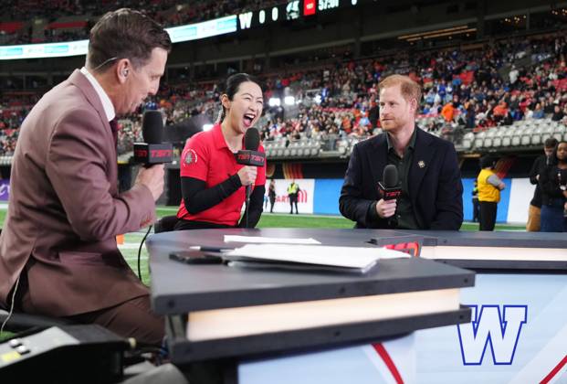 Bilder des Jahres 2024, Sport 11 November Sport Themen der Woche KW46 Sport Bilder des Tages November 17, 2024, Vancouver, Bc, Canada: Prince Harry, the Duke of Sussex, right, looks on as Team Canada Invictus Games athlete Wenshuang Nie laughs during a pre-game television interview prior to first half CFL football action at the 111th Grey Cup in Vancouver on Sunday, November 17, 2024. Canada News - November 17, 2024 - ZUMAc35_ 20241117_zaf_c35_049 Copyright: xDarrylxDyckx